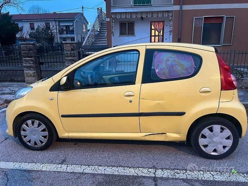 Usata Peugeot 107 68 CV (50 kW) 2006 Giallo Utilitaria
