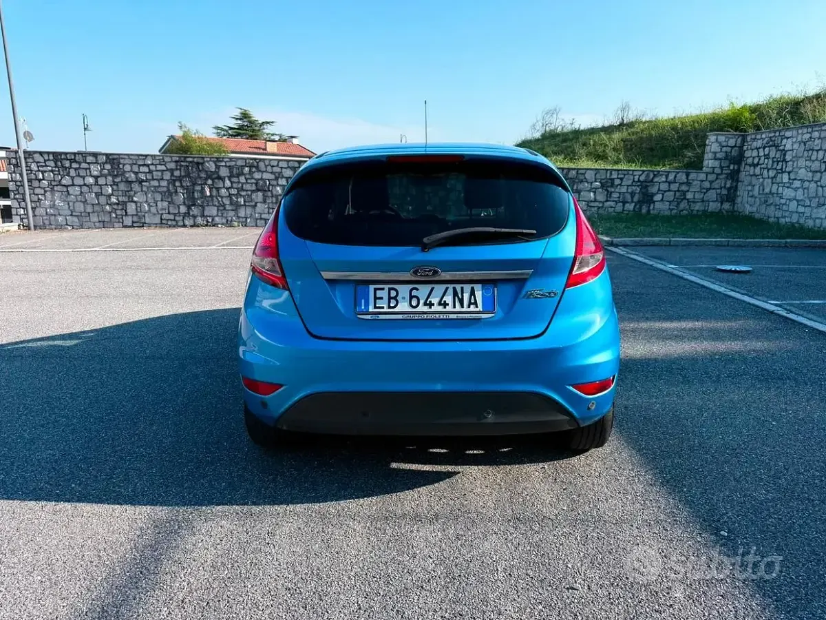 Usata Ford Fiesta Titanium 97 CV (71 kW) 2011 Bluazzurro Berlina