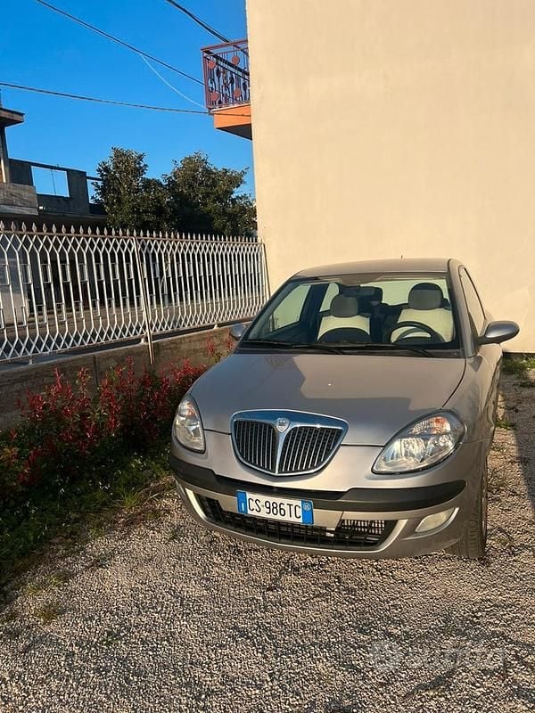 Usata Lancia Ypsilon 70 CV (51 kW) 2005 Grigio Utilitaria