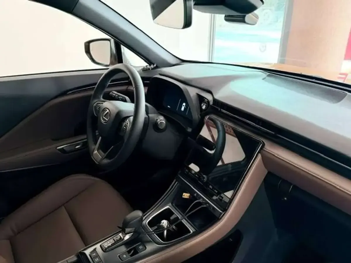 Usata Lexus LBX 91 CV (66 kW) 2025 Giallo SUV