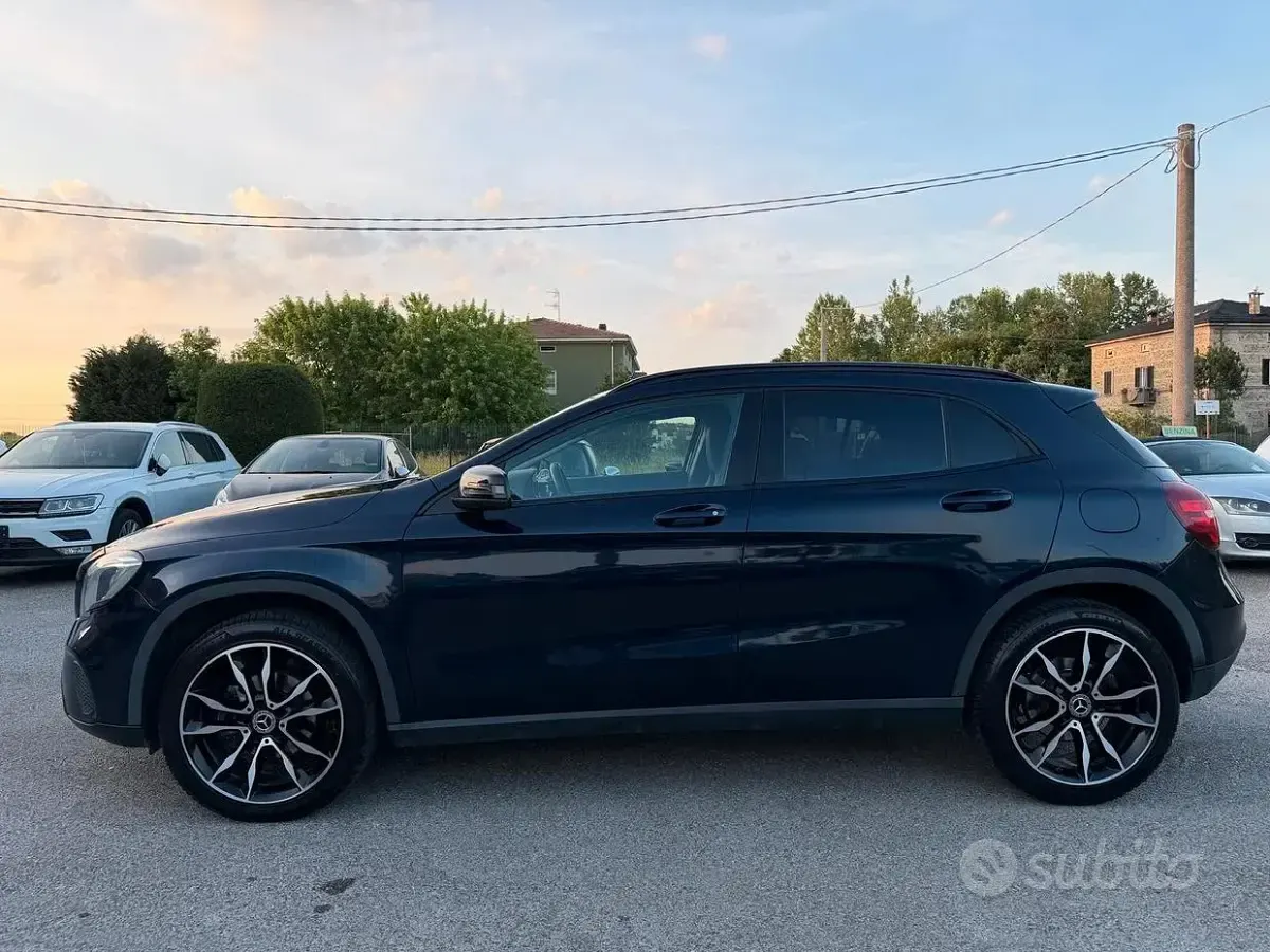 Usata Mercedes GLA200 Premium 136 CV (100 kW) 2018 Blu SUV