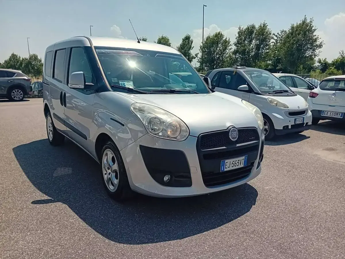 Usata Fiat Doblò 105 CV (77 kW) 2011 Argento Monovolume