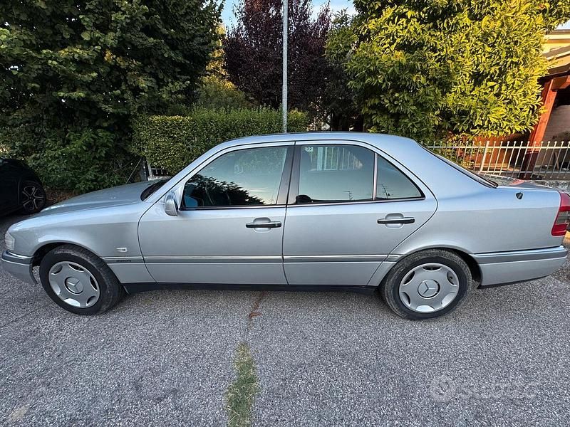 Usata Mercedes 190 105 CV (77 kW) 1995 Grigio Berlina
