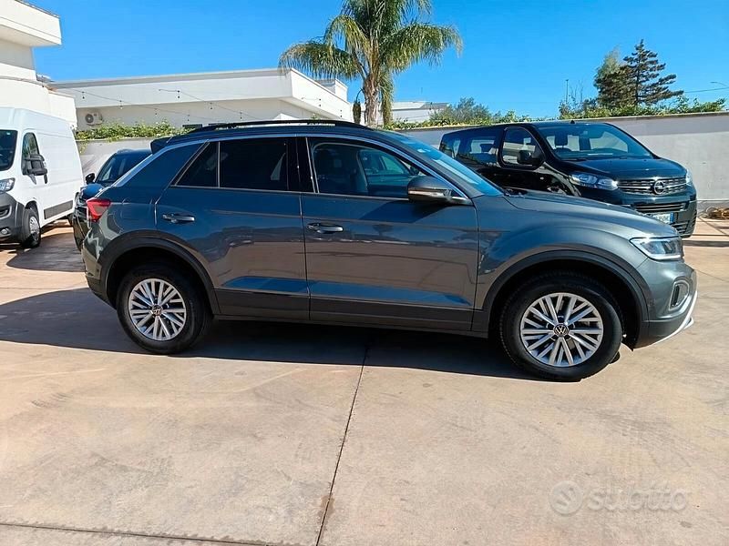 Usata VW T-Roc Life 150 CV (110 kW) 2022 Grigio SUV