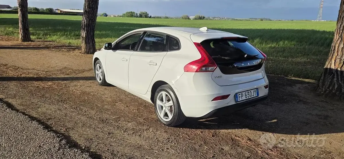 Usata Volvo V40 Kinetic 120 CV (88 kW) 2018 Bianco Berlina
