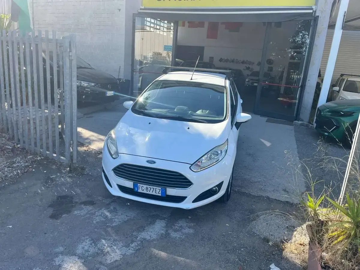 Usata Ford Fiesta Titanium 75 CV (55 kW) 2017 Bianco Utilitaria