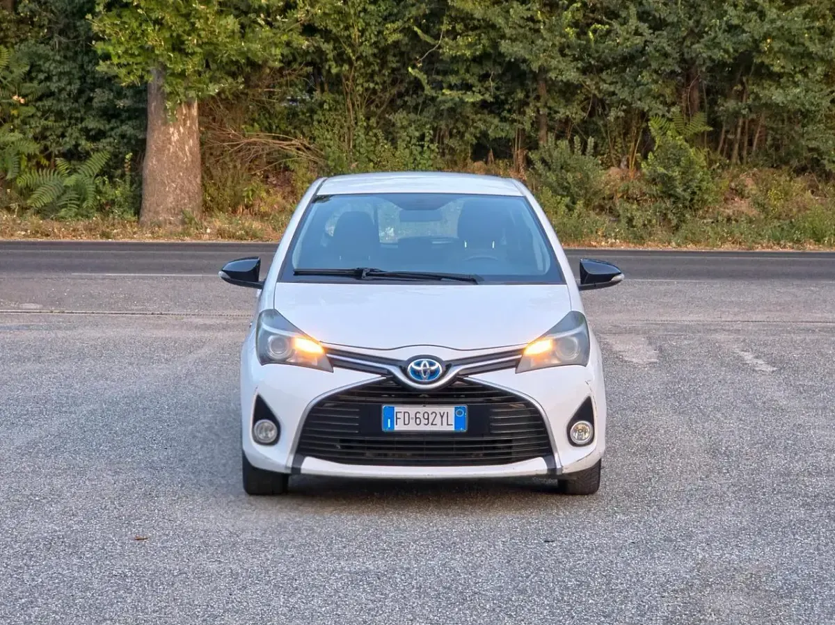Usata Toyota Yaris Hybrid Active 73 CV (53 kW) 2016 Bianco Berlina