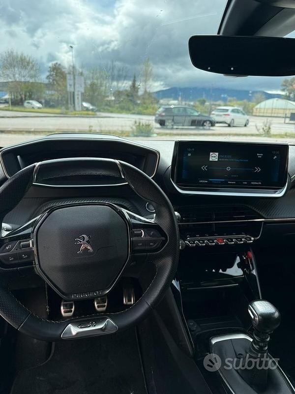 Usata Peugeot 208 GT-line 102 CV (75 kW) 2023 Nero Utilitaria