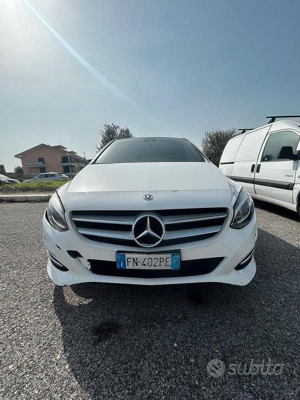 Usata Mercedes B180 AMG 109 CV (80 kW) 2018 Bianco Utilitaria