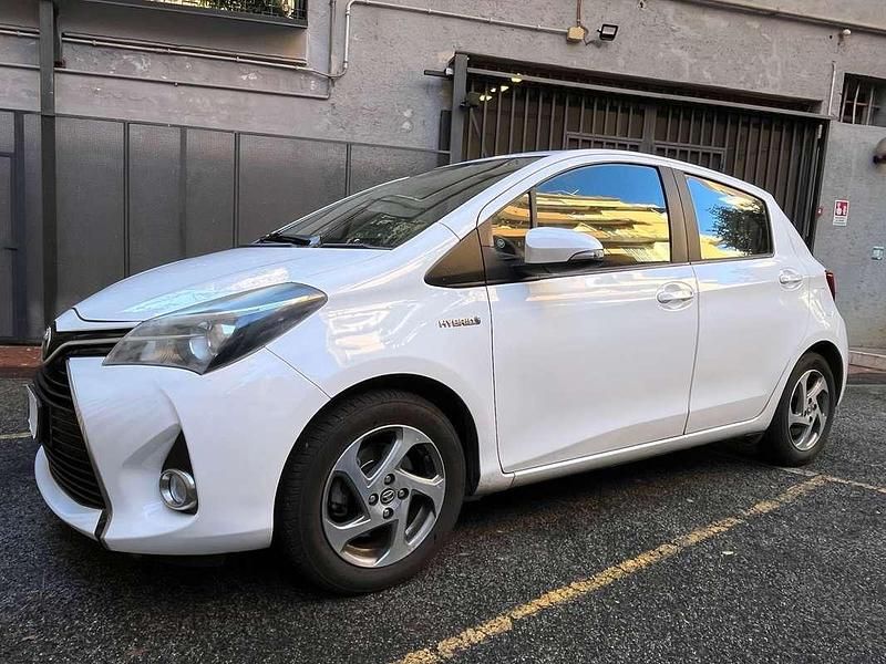 Usata Toyota Yaris Hybrid Active 75 CV (55 kW) 2014 Bianco Berlina