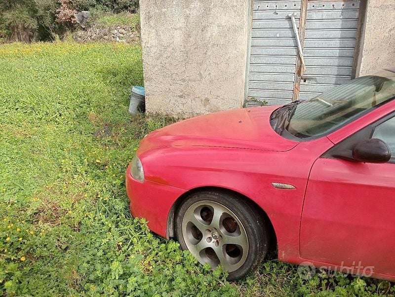 Usata Alfa Romeo 147 116 CV (85 kW) 2005 Rosso Utilitaria