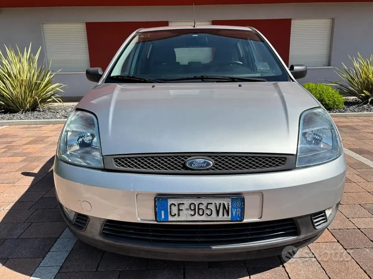 Usata Ford Fiesta 68 CV (50 kW) 2003 Grigio Utilitaria
