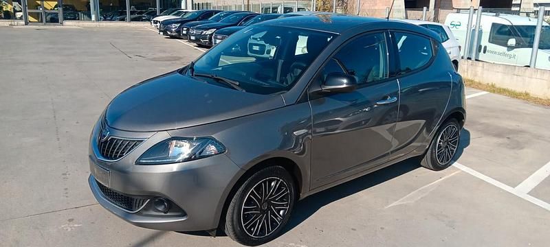 Usata Lancia Ypsilon Gold 69 CV (50 kW) 2022 Grigio Utilitaria