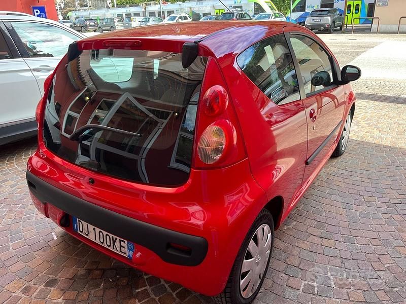 Usata Peugeot 107 68 CV (50 kW) 2007 Rosso Utilitaria