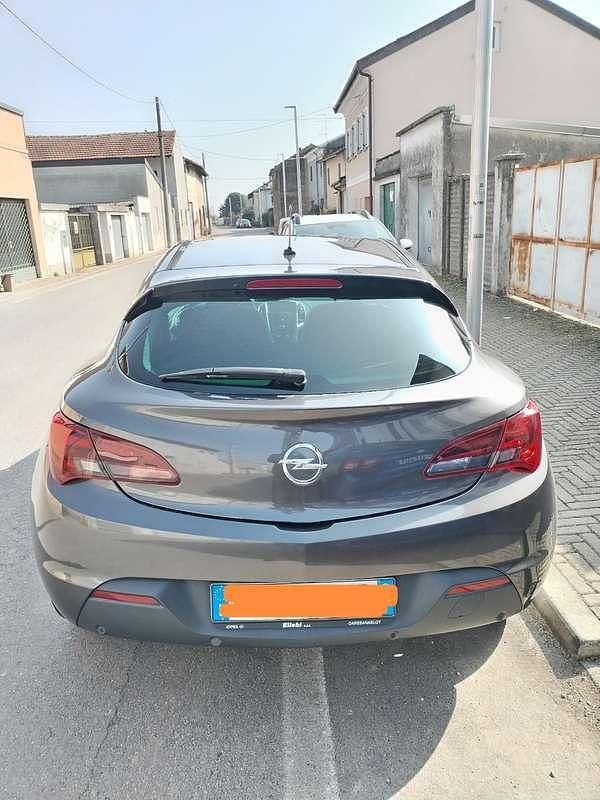 Usata Opel Astra GTC Cosmo 131 CV (96 kW) 2012 Berlina