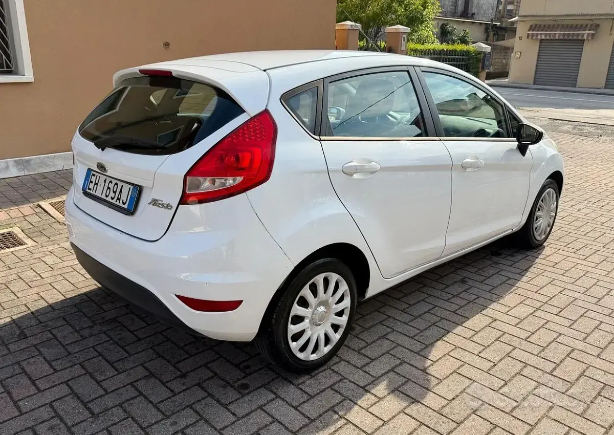 Usata Ford Fiesta 60 CV (44 kW) 2011 Bianco Berlina