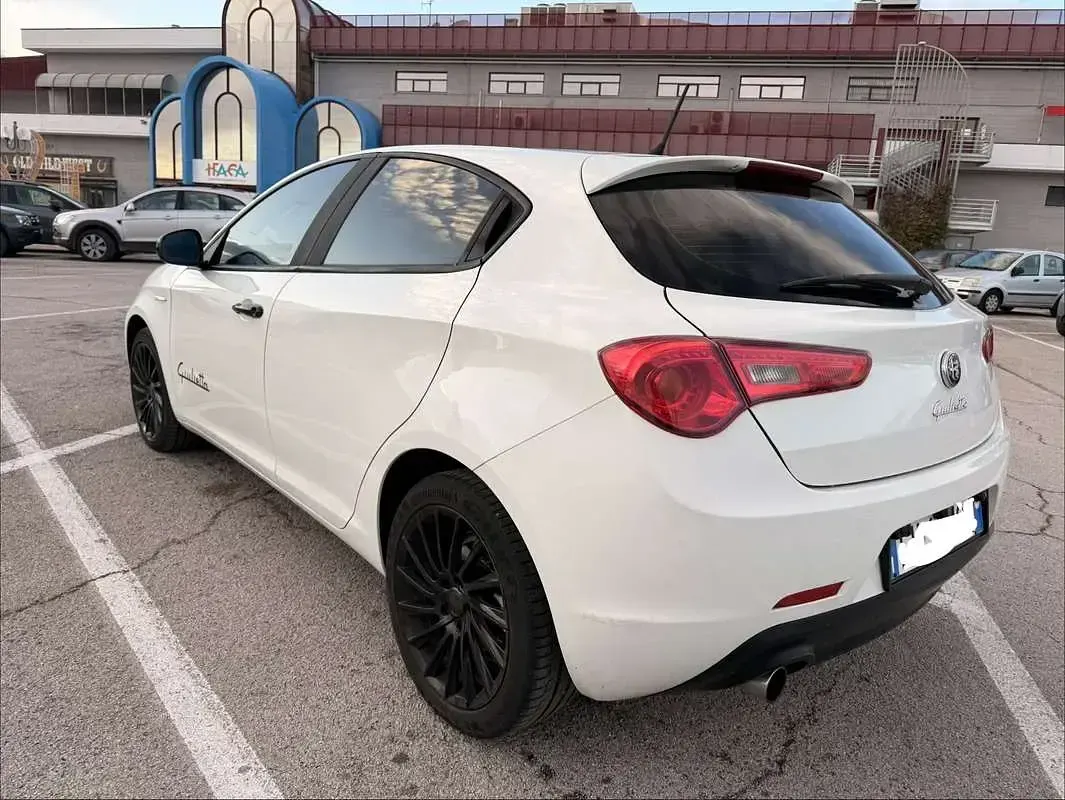 Usata Alfa Romeo Giulietta Progression 105 CV (77 kW) 2011 Bianco Utilitaria