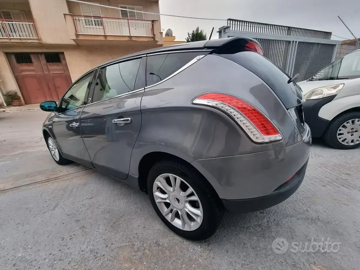 Usata Lancia Delta 120 CV (88 kW) 2010 Grigio Utilitaria