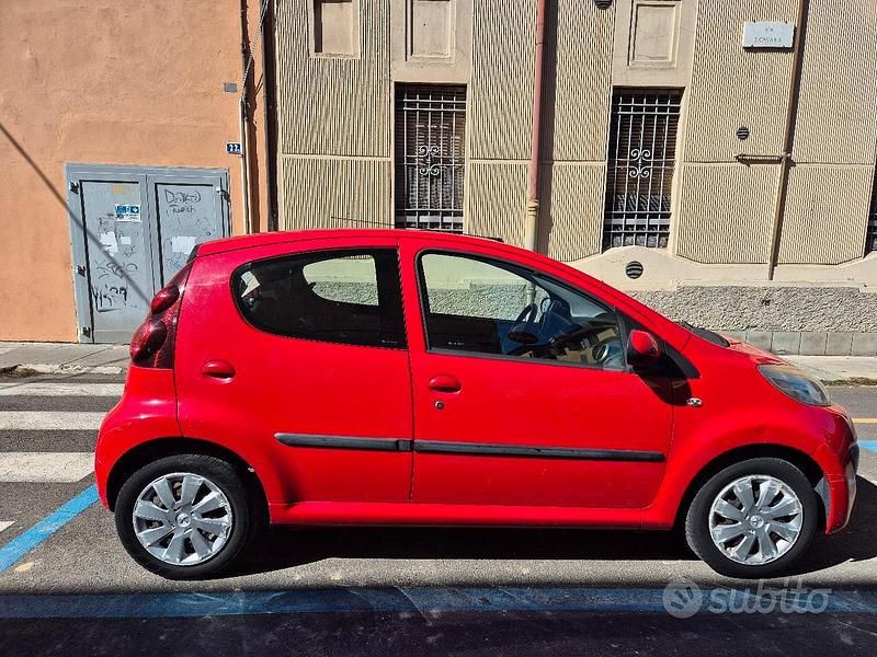 Usata Peugeot 107 Active 68 CV (50 kW) 2012 Rosso Utilitaria