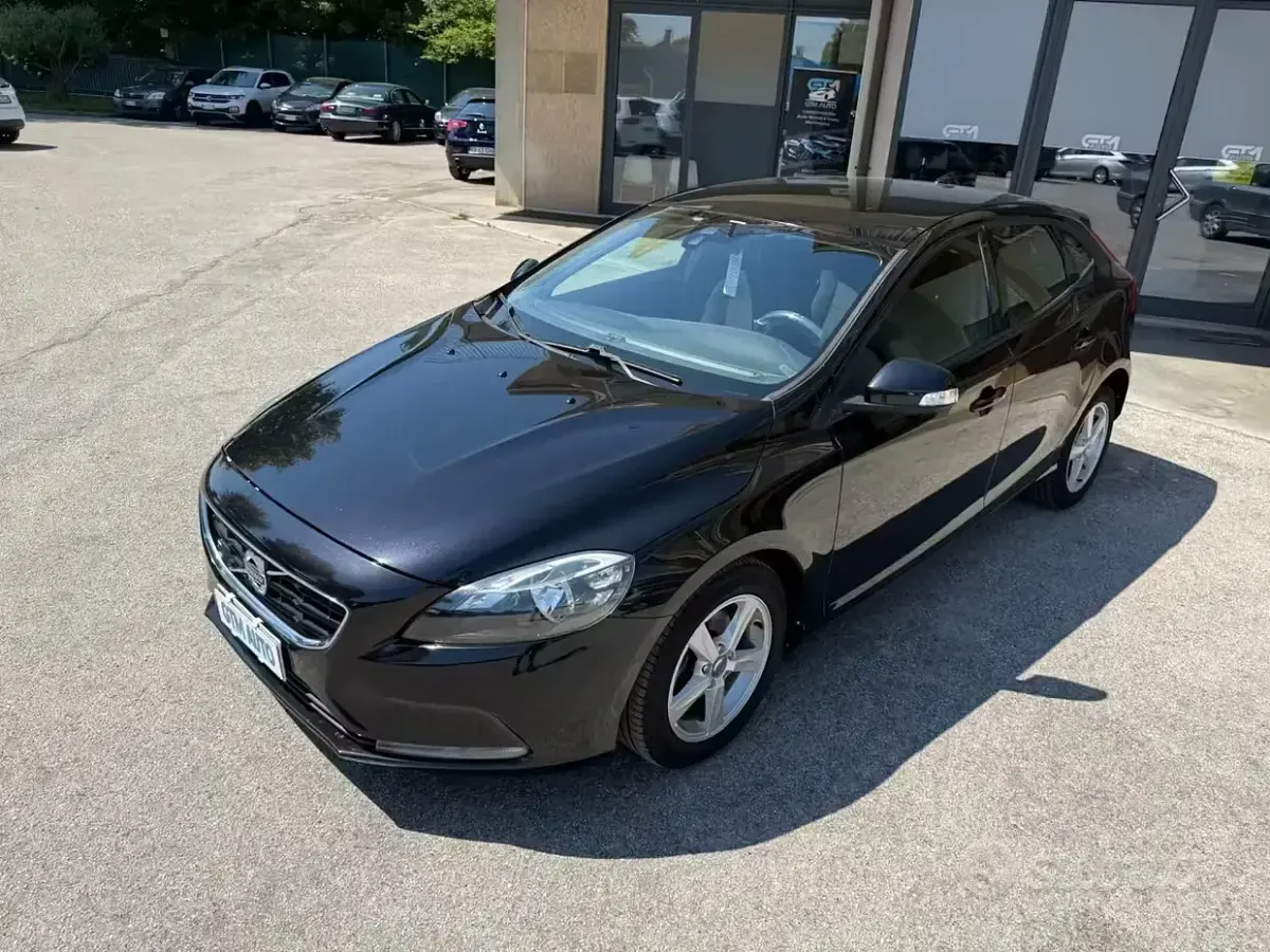 Usata Volvo V40 115 CV (84 kW) 2012 Nero Utilitaria