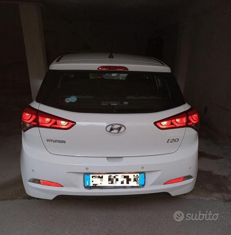 Usata Hyundai i20 75 CV (55 kW) 2015 Bianco Berlina