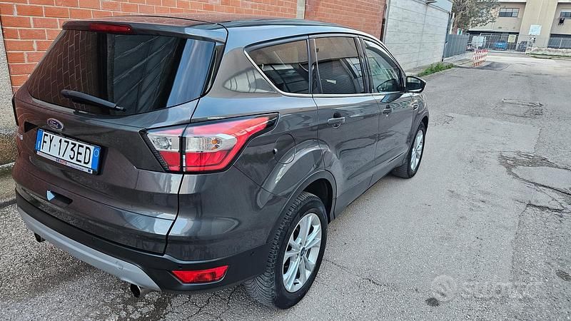 Usata Ford Kuga 120 CV (88 kW) 2019 Grigio SUV