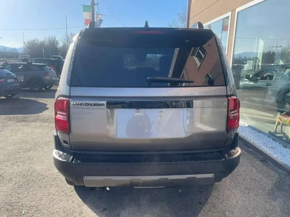 Nuova Toyota Land Cruiser 205 CV (150 kW) 2026 Grigio scuro SUV