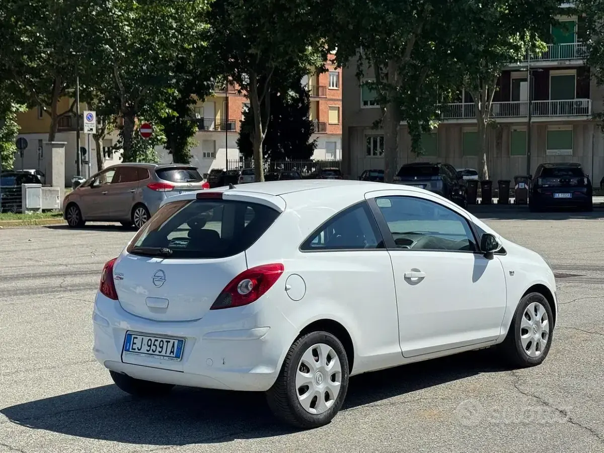 Usata Opel Corsa 86 CV (63 kW) 2011 Bianco Utilitaria