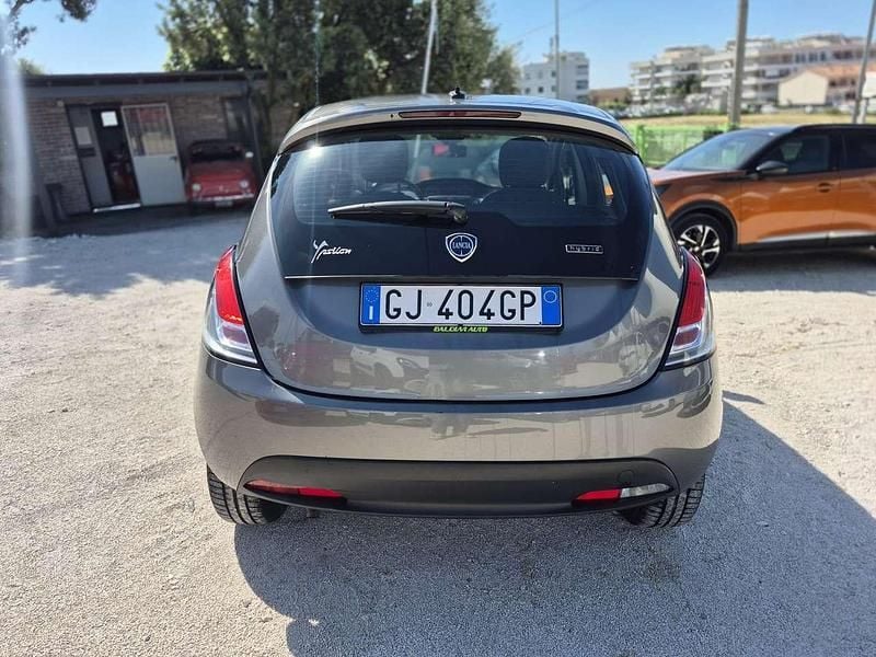 Usata Lancia Ypsilon Silver 69 CV (50 kW) 2022 Argento Utilitaria