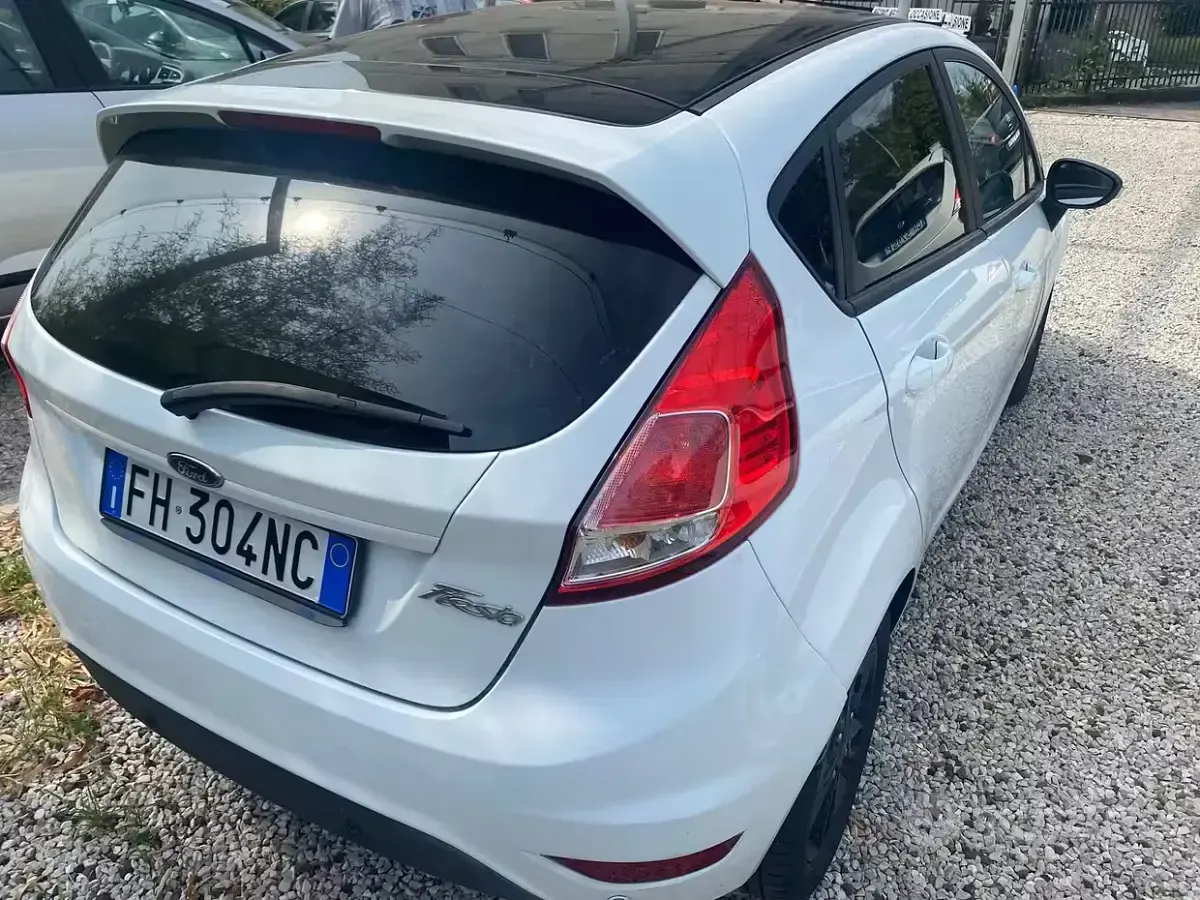 Usata Ford Fiesta ST-Line 75 CV (55 kW) 2017 Bianco Utilitaria