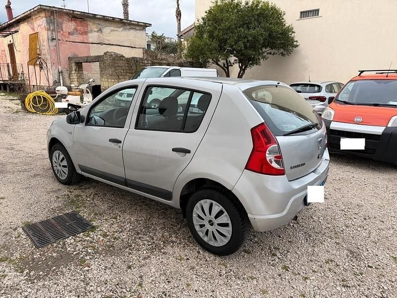 Usata Dacia Sandero Ambiance 75 CV (55 kW) 2012 Argento Berlina