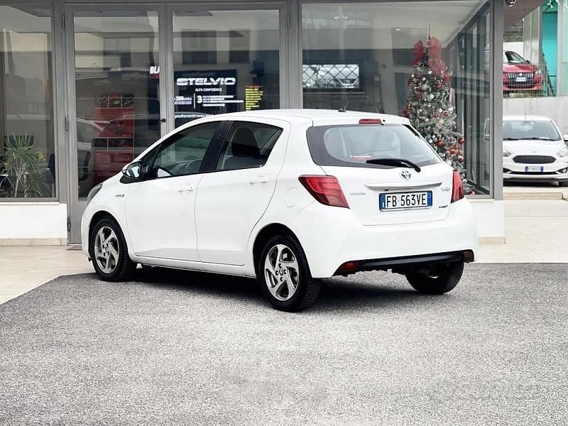 Usata Toyota Yaris Hybrid 75 CV (55 kW) 2015 Bianco Berlina