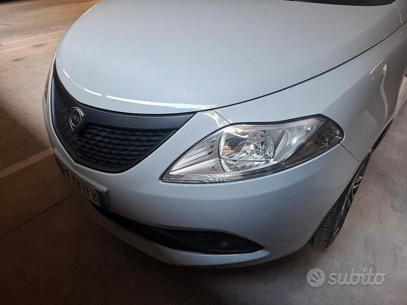 Usata Lancia Ypsilon 69 CV (50 kW) 2019 Grigio Utilitaria