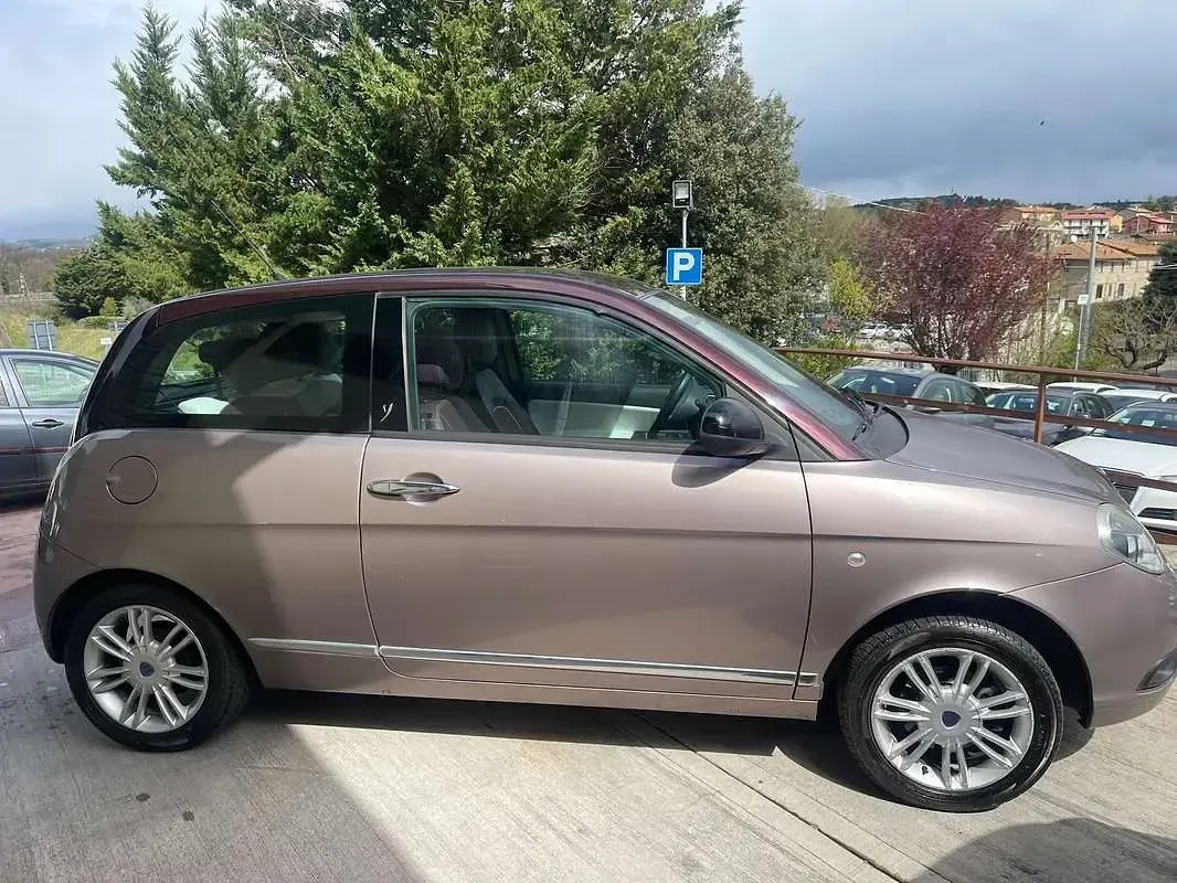 Usata Lancia Ypsilon 80 CV (58 kW) 2011 Viola Utilitaria