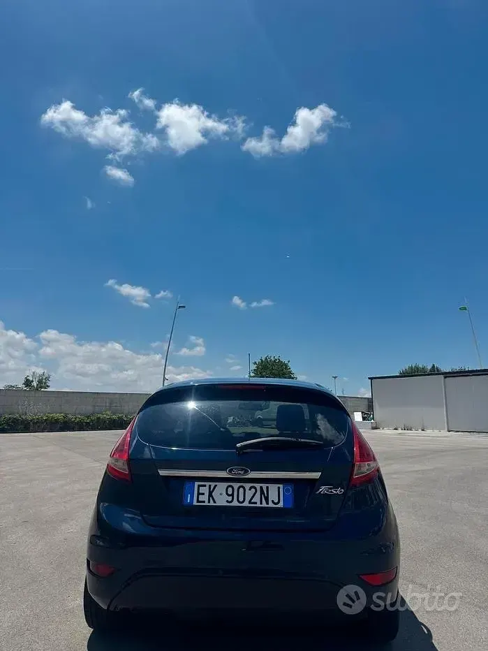 Usata Ford Fiesta Titanium 97 CV (71 kW) 2012 Blu Berlina