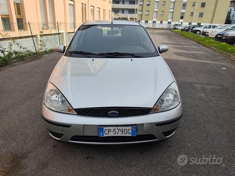 Usata Ford Focus Zetec 100 CV (73 kW) 2004 Grigio Berlina
