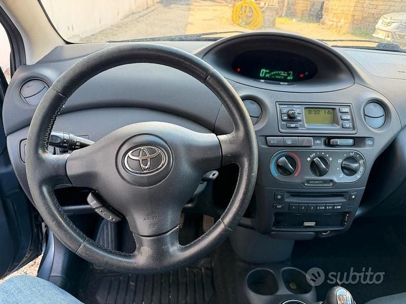 Usata Toyota Yaris Sol 65 CV (47 kW) 2005 Verde Berlina