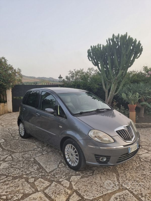 Grigio Usata 2008 Lancia Musa Monovolume | 4000 € (Buon prezzo) - Immagine 1/4