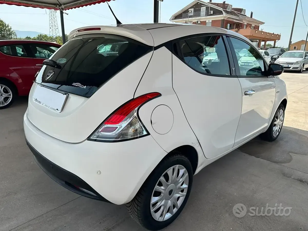 Usata Lancia Ypsilon Gold 69 CV (50 kW) 2013 Bianco Utilitaria