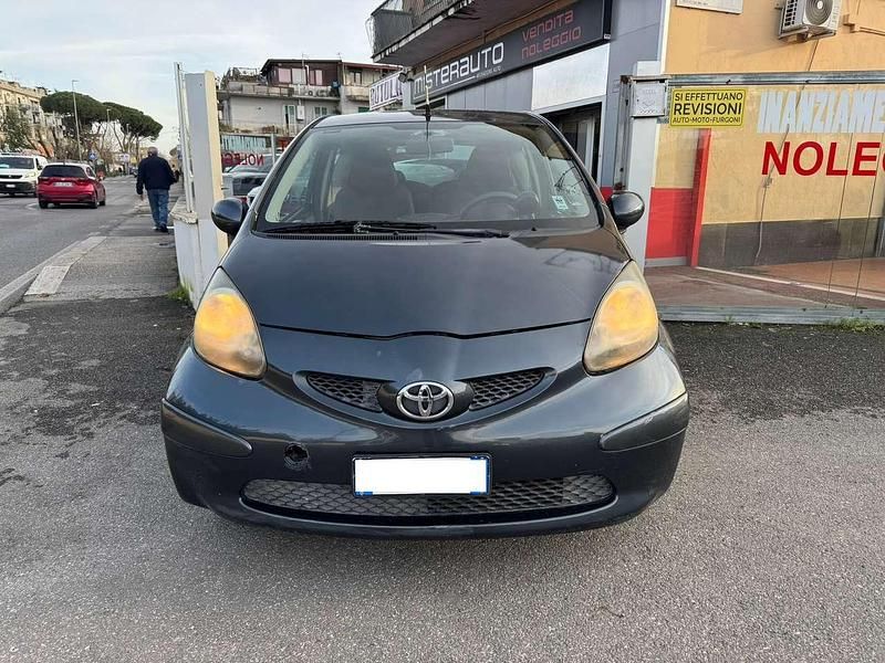 Usata Toyota Aygo 68 CV (50 kW) 2005 Grigio Utilitaria
