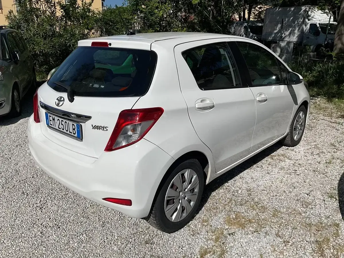 Usata Toyota Yaris Active 99 CV (72 kW) 2012 Bianco Utilitaria