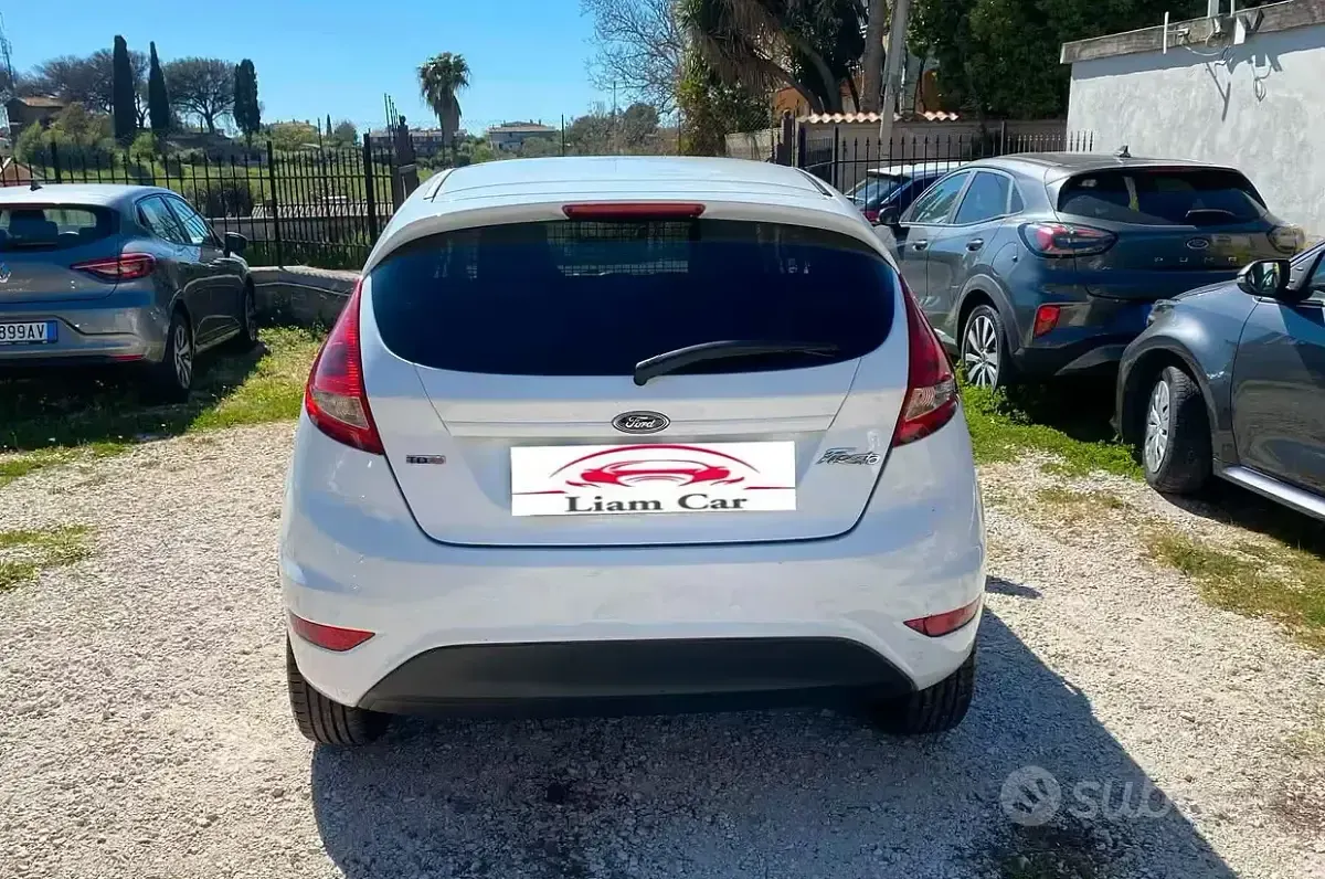 Usata Ford Fiesta 68 CV (50 kW) 2011 Bianco Furgone