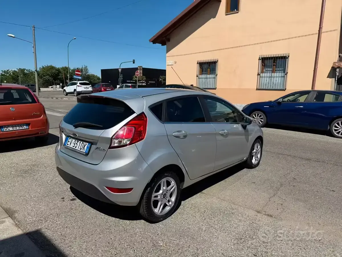 Usata Ford Fiesta Titanium 97 CV (71 kW) 2014 Grigio Utilitaria