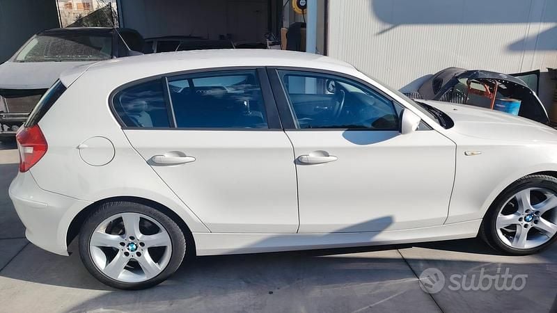 Usata BMW 118 143 CV (105 kW) 2011 Bianco Utilitaria