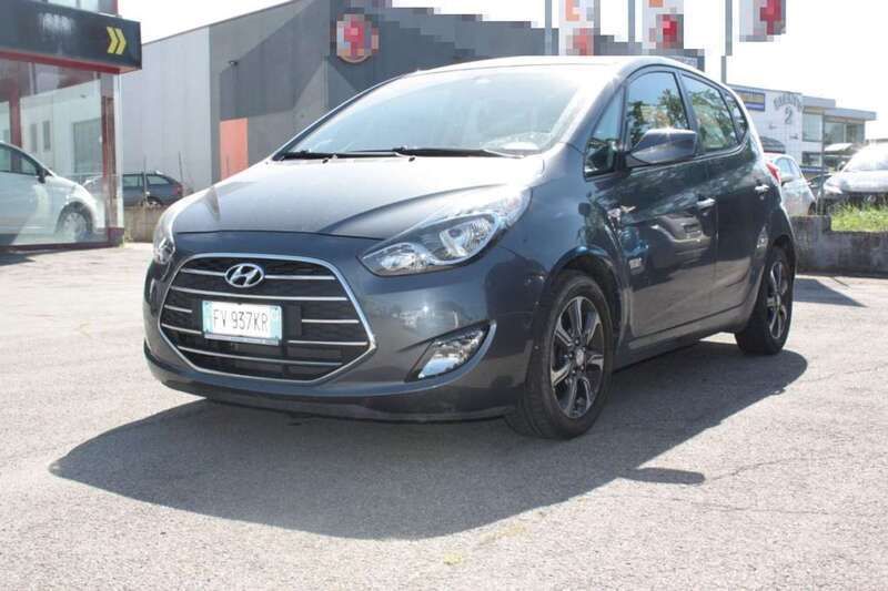 Grigio scuro Usata 2019 Hyundai ix20 Monovolume | 17.500 € - Immagine 1/4
