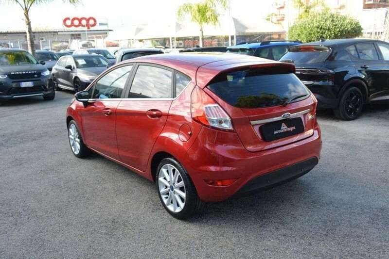 Usata Ford Fiesta Titanium 75 CV (55 kW) 2016 Rosso Utilitaria