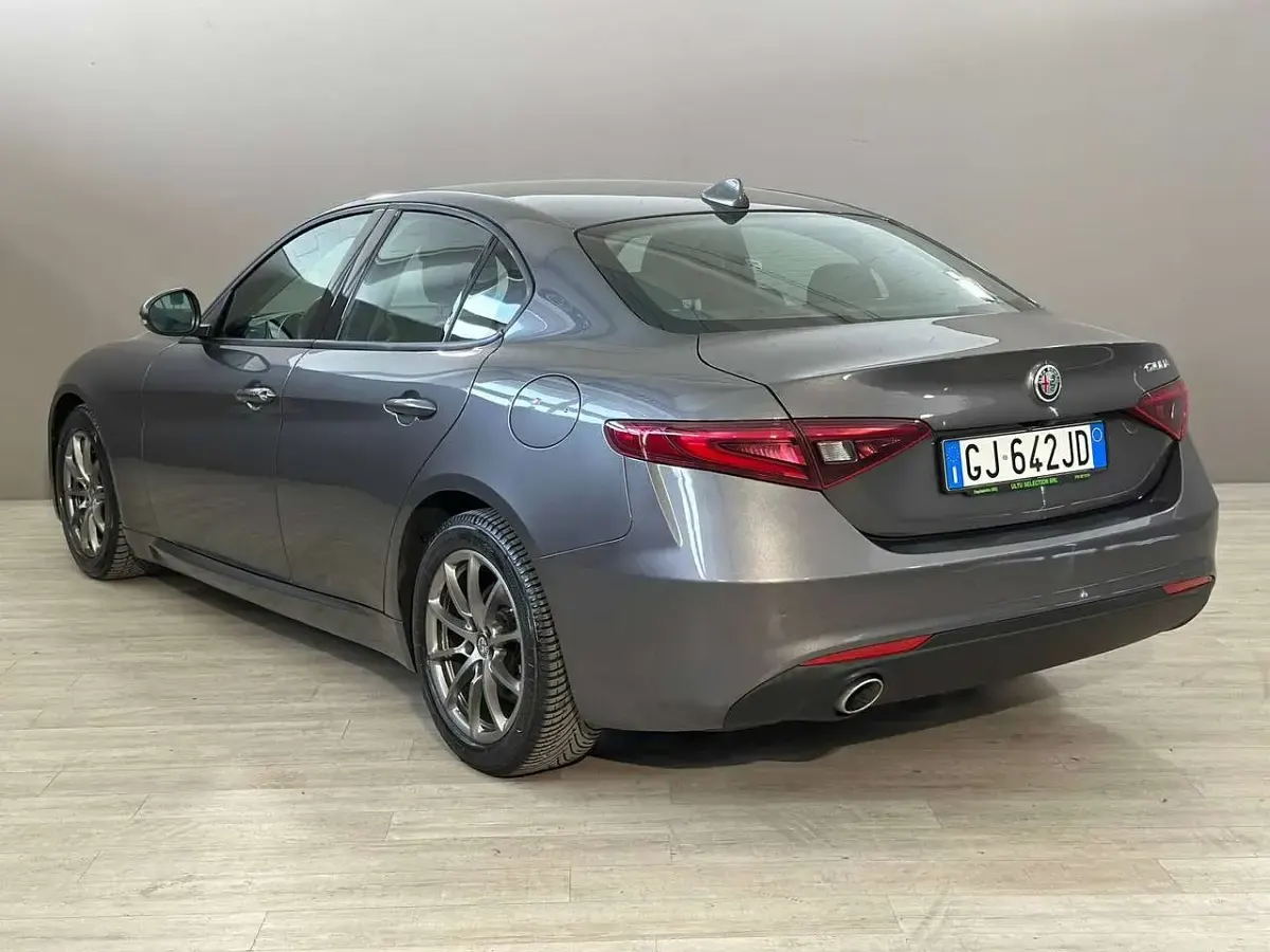 Second-hand Alfa Romeo Giulia Business 160 CP (117 kW) 2022 Gri Berlinǎ