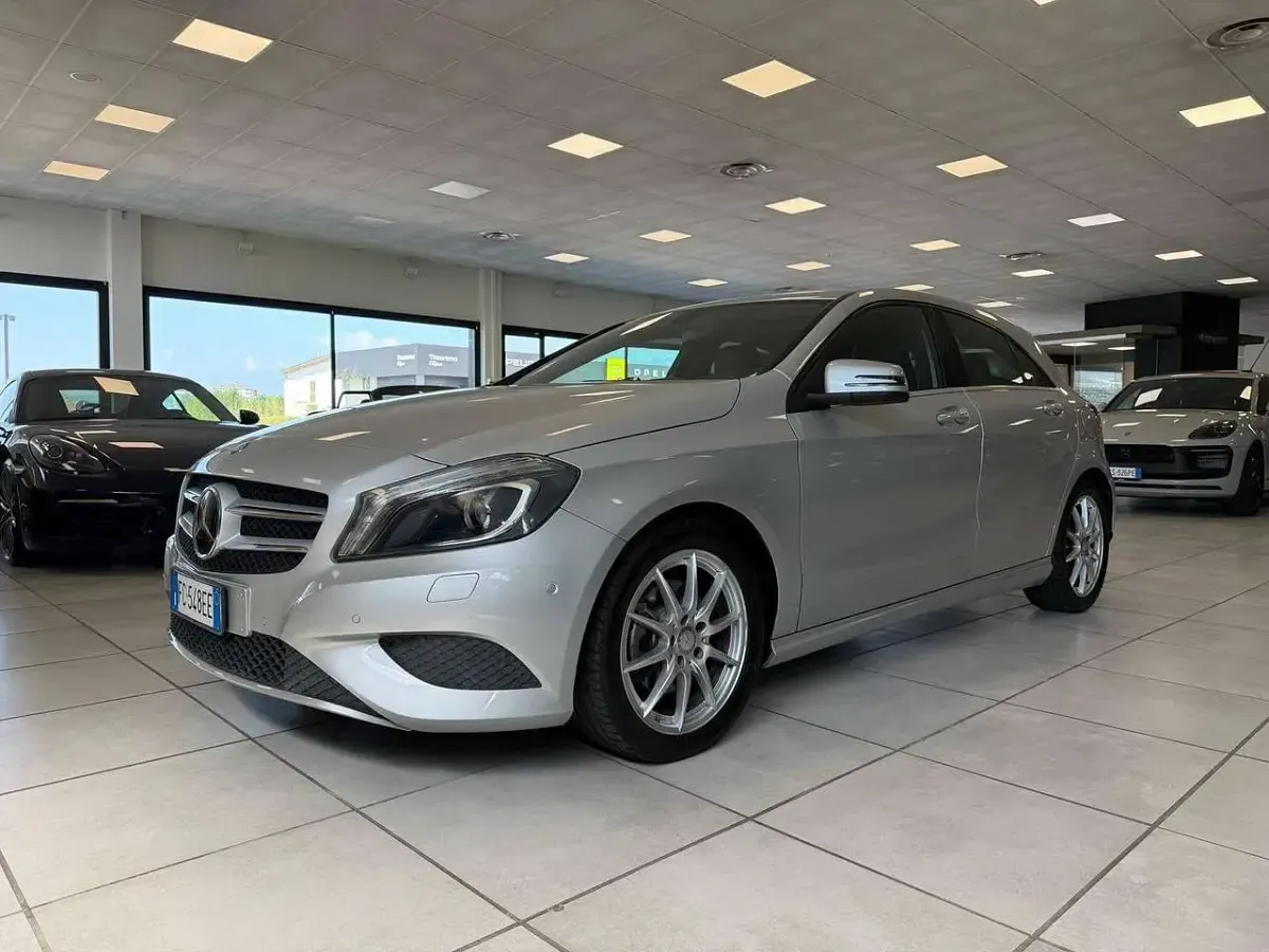 Usata Mercedes A180 122 CV (89 kW) 2015 Argento Utilitaria