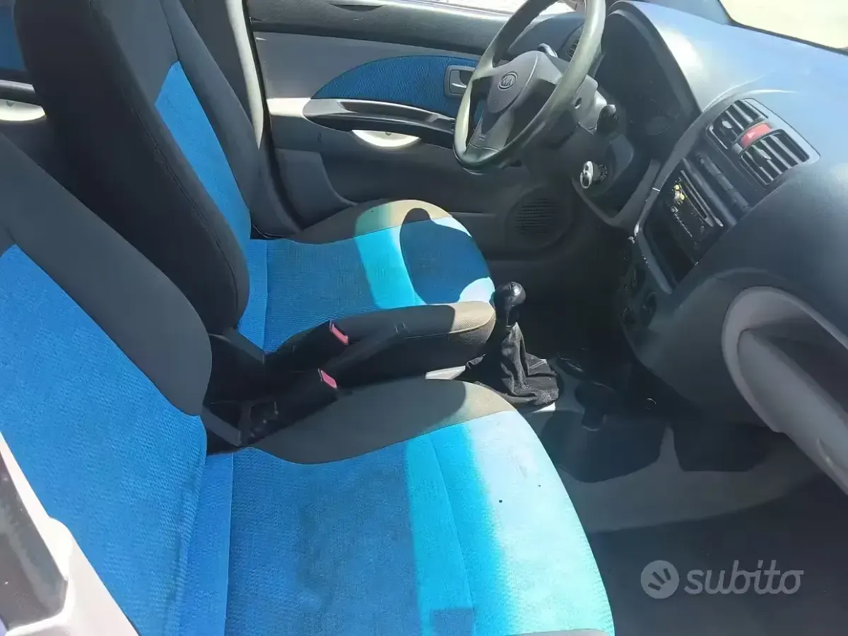Usata Kia Picanto 65 CV (47 kW) 2007 Grigio Utilitaria