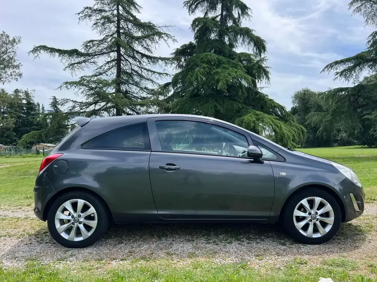 Usata Opel Corsa 86 CV (63 kW) 2012 Grigio Utilitaria